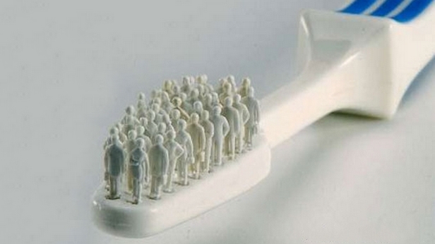 Зубная щетка с человечками вместо щетинок