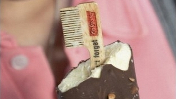 Зубная щетка внутри мороженого